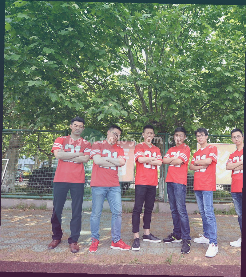 深色联系卡片版式示意：顶部为标题区，下方邮箱、电话与地址三行信息纵向排列